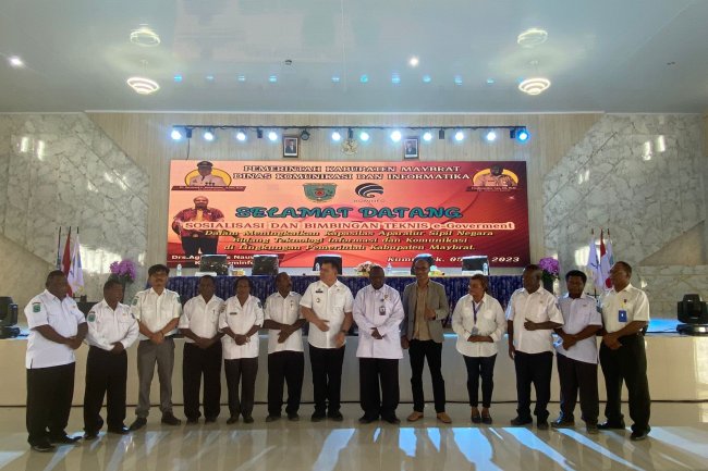 Pj Bupati Maybrat Buka Sosialisasi Dan Bimtek Teknologi Informasi