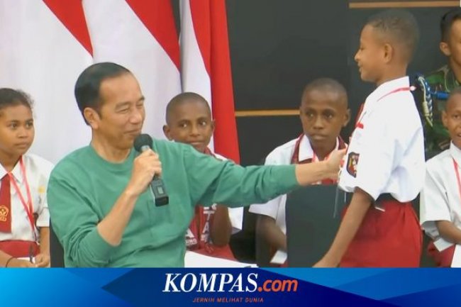 Senyum Jokowi Saat Bertemu Siswa SD di Papua yang Mirip Dirinya Waktu Kecil