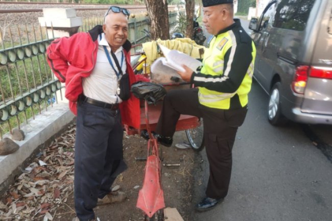 Dua Sepeda Motor Terlibat Lakalantas dengan Becak di Jombang, Dua Orang Luka