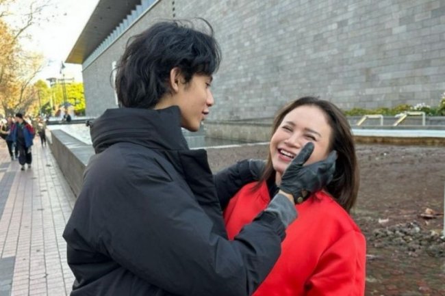 Potret Mesra Rossa dan Rizky Langit Ramadhan Saat Rayakan Hari Ciuman Internasional, Netizen Salah Fokus Dikira Berondong Baru