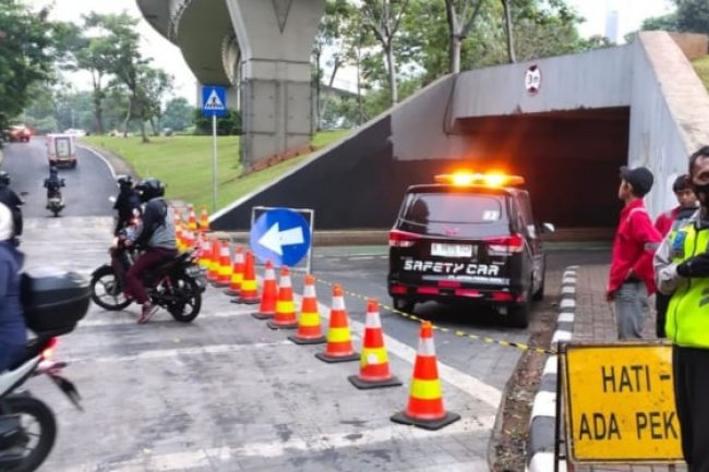 Mobil Safety Car Blokir Kolong Semanggi, Banyak Pemotor Lawan Arus
