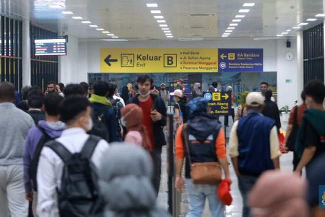 Mode Bertahan Warga RI: Kantong Kempis, Tabungan Dikuras