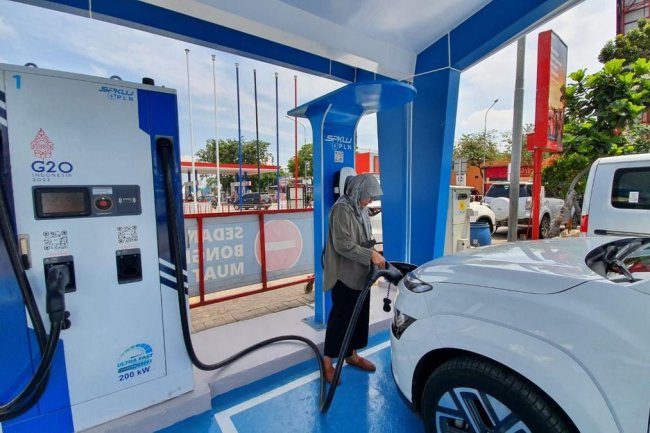 PLN Ingin Sulap Tiang Listrik Jadi SPKLU untuk Mengecas Electric Vehicle