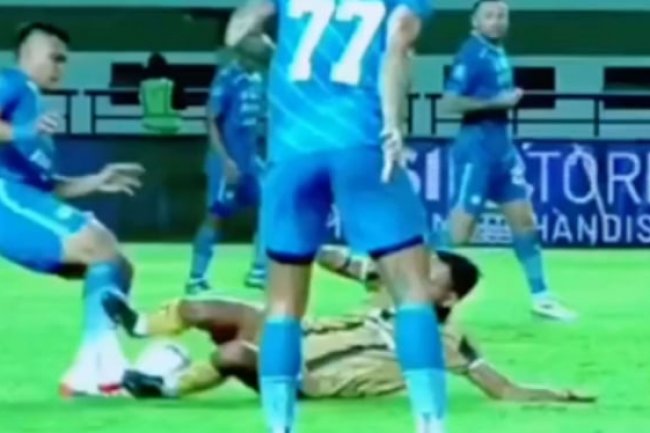 Kejadian di Depan Wasit, Tekel Horor Asep Berlian ke Pemain Persib Bandung Lolos dari Kartu Merah