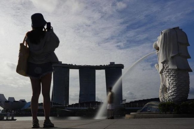 Tak Hanya Dolar dari RI yang Diambil Singapura, SDM-nya Juga!