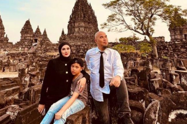 Ahmad Dhani Unggah Foto Bareng Mulan Jameela di Candi Prambanan, Netizen: The Real Keluarga Bahagia Tanpa Perlu Hastag