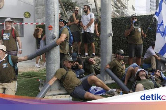 Aksi Demonstran Saling Merantai Diri di Markas Kemenhan Israel