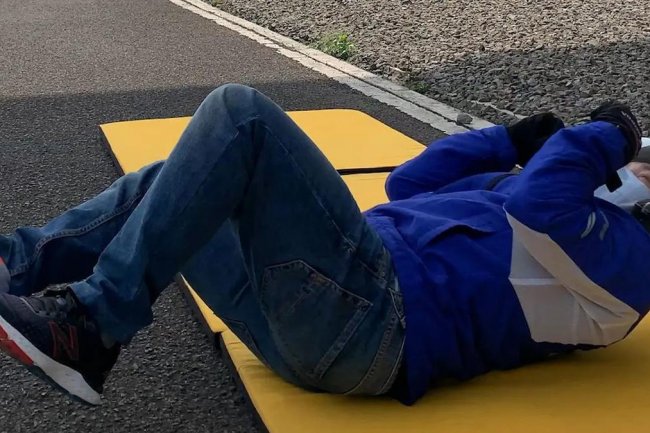 Jangan Langsung Berdiri Setelah Terjatuh dari Motor, Ini Penjelasannya