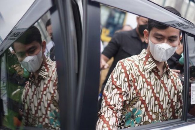 Sempat Disebut Ingusan, Gibran Salam Tunduk Kepala ke Panda Nababan