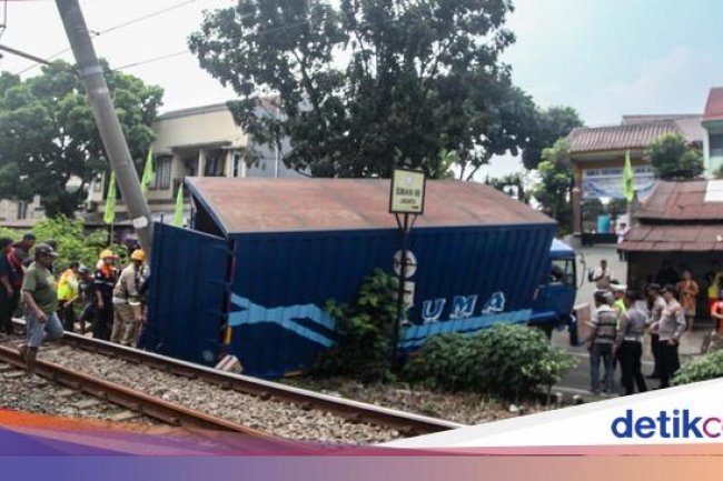 3 Peristiwa Perjalanan Kereta Terganggu Akibat Truk dalam Sepekan