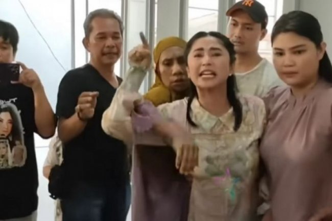 Diterawang Ustaz, Dewi Perssik Sering Ngamuk Karena Tubuhnya Menjadi Sarang Jin