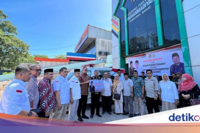 Andre Rosiade Antarkan Ambulans Prabowo ke PW Muhammadiyah Sumbar