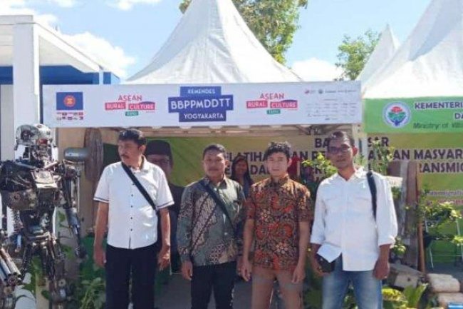 Replika Robot Transformer Dari Bahan Otomotif Bekas Karya Warga Tegal Diapresiasi Mendes