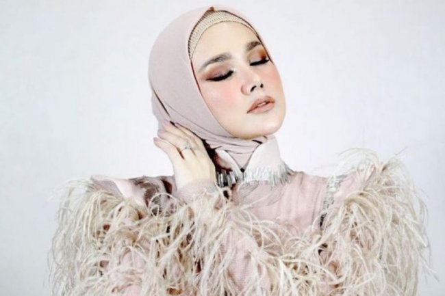 Nyanyi Diiringi Orkestra, Penampilan Mulan Disebut bak Putri, Warganet: Dhani Tak Salah Pilih