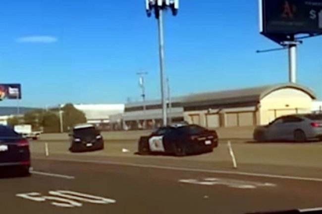 Wanita Tanpa Busana Tembaki Kendaraan yang Lewat, Waspada Jalan yang Baru Diguyur Hujan