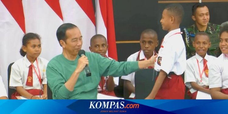 Senyum Jokowi Saat Bertemu Siswa SD di Papua yang Mirip Dirinya Waktu Kecil