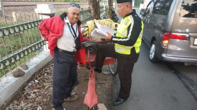 Dua Sepeda Motor Terlibat Lakalantas dengan Becak di Jombang, Dua Orang Luka