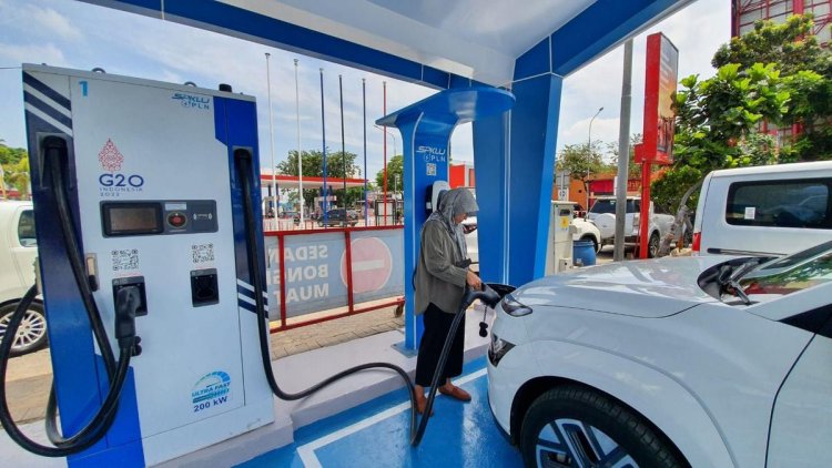 PLN Ingin Sulap Tiang Listrik Jadi SPKLU untuk Mengecas Electric Vehicle