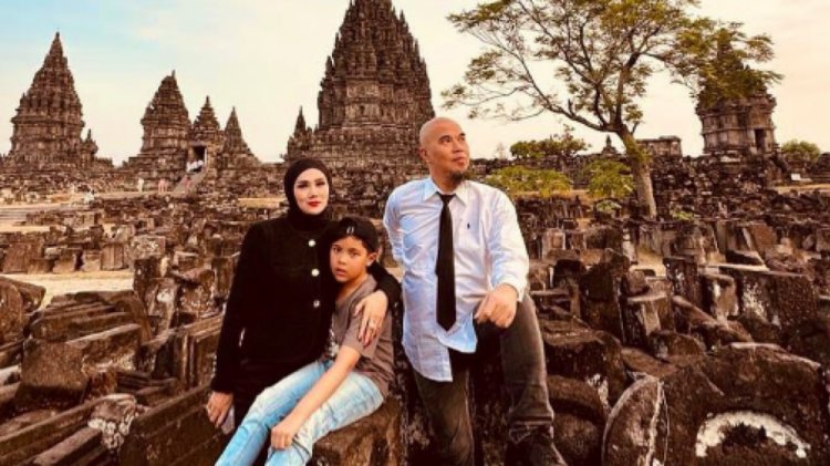 Ahmad Dhani Unggah Foto Bareng Mulan Jameela di Candi Prambanan, Netizen: The Real Keluarga Bahagia Tanpa Perlu Hastag