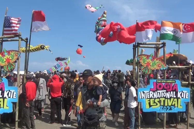 Ribuan Pengunjung Saksikan Festival Layang - LAyang Internasional di Pantai Parangkusumo Parangtritis