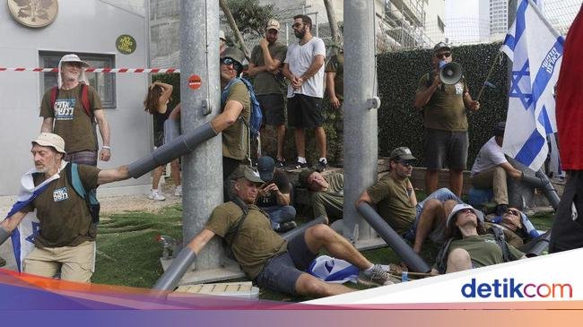 Aksi Demonstran Saling Merantai Diri di Markas Kemenhan Israel
