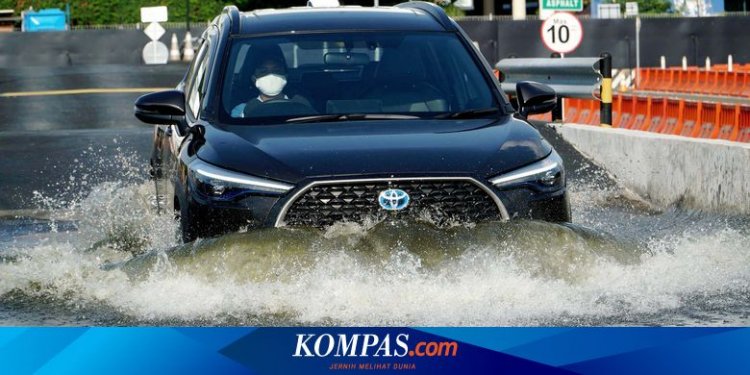 Apakah Aman Mobil Listrik Melintas Genangan Air?