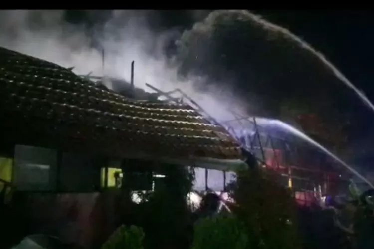 Diduga Korsleting, Sebuah Gedung SD Hangus Terbakar di Palangka Raya