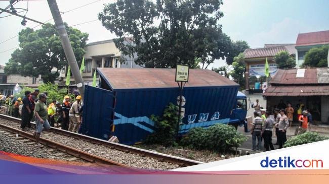 3 Peristiwa Perjalanan Kereta Terganggu Akibat Truk dalam Sepekan