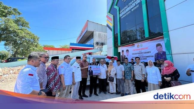 Andre Rosiade Antarkan Ambulans Prabowo ke PW Muhammadiyah Sumbar