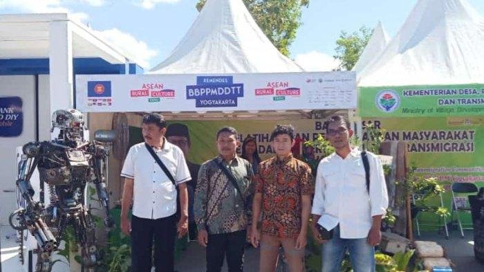 Replika Robot Transformer Dari Bahan Otomotif Bekas Karya Warga Tegal Diapresiasi Mendes