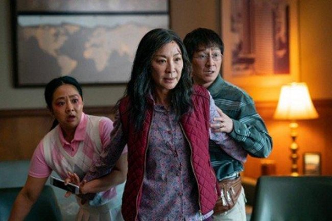 Sinopsis Film Everything Everywhere All at Once, Penyabet 7 Penghargaan Oscar yang Wajib Ditonton - Tribun-sulbar.com