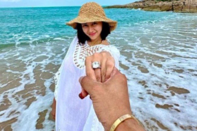 Jualan Mie Sambil Pamer Perut Buncitnya, Denise Chariesta Malah Diserbu Warganet