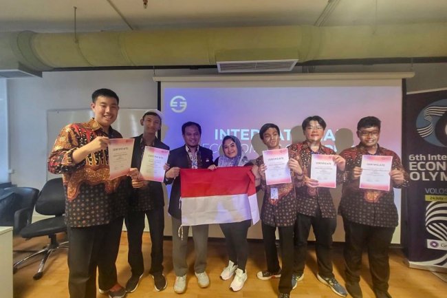 Pelajar Indonesia Mendulang Emas di Olimpiade Ekonomi Internasional