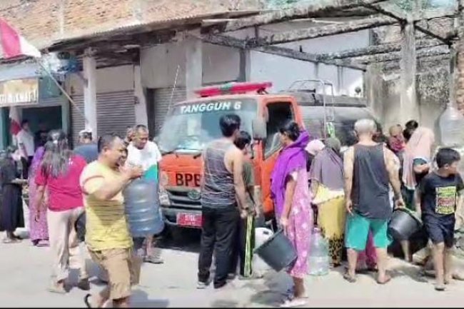 10 Hari Sumur Warga Desa Kalongliud Kekeringan Air Bersih, dan Dibalik Peristiwa Jebolnya Bendungan Cikaniki Petani Jadi Korban