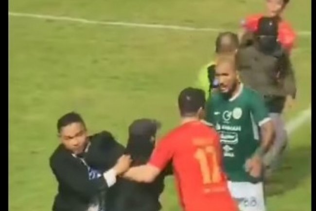 Kalah Saat Lawan Persija, Suporter PSS Sleman Ngamuk Kejar Wasit dan Pemain