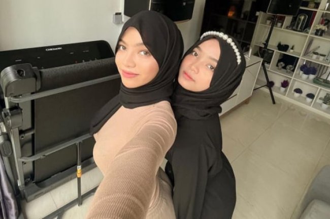 Usai Heboh Video Es Krim, Kini Oklin Fia Jilat Lidah Adiknya