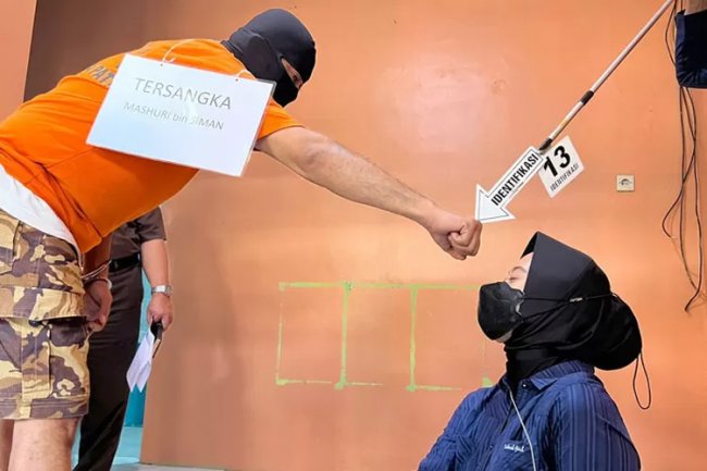 Reka Adegan Peristiwa Ibu Tewas Peluk Anak di Pati Digelar, Tersangka Peragakan Pemukulan di Kepala Korban