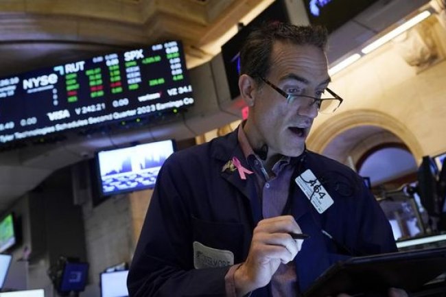 Menanti Data Ekonomi AS, Wall Street Kompak Melemah