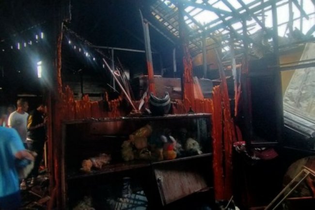 Ditinggal Haulan ke Jawa, Rumah Terbakar