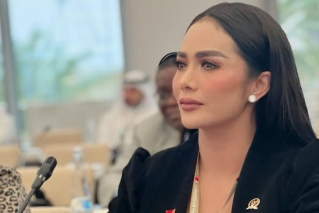 Penampilan Kris Dayanti Saat Berkunjung ke Masjid Tuai Kritikan Netizen