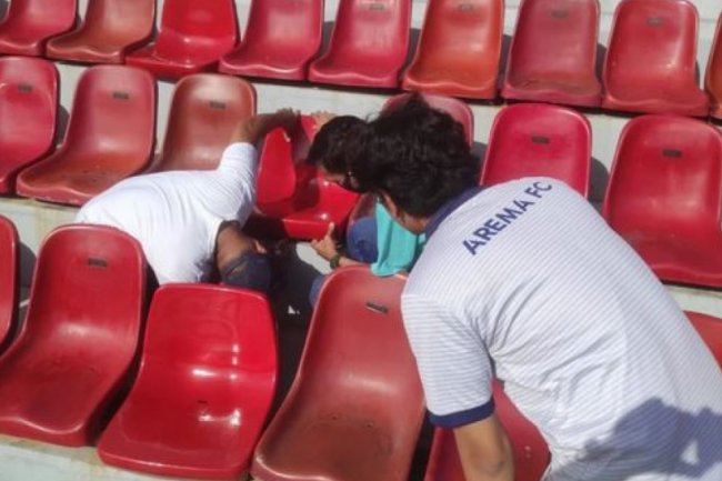 Viral Oknum Suporter Arema FC Rusak Kursi Stadion Dipta, Panpel Langsung Minta Maaf