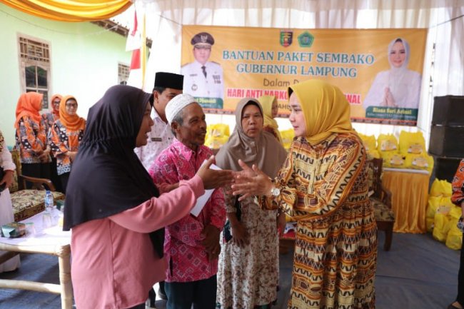 Hari Antinarkoba Internasional, Riana Sari Arinal Bagikan Sembako di D