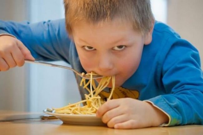 6 Bahaya Anak Makan Sambil Nonton, Orangtua Wajib Tahu!