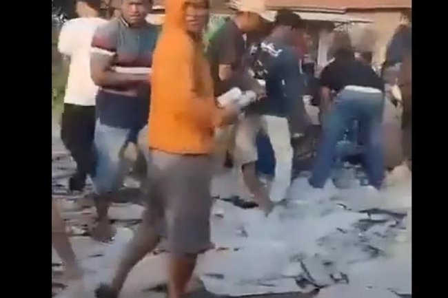 Viral Warga Jarah Susu Kaleng dari Truk yang Kecelakaan di Indramayu, Pedasnya Cibiran Warganet