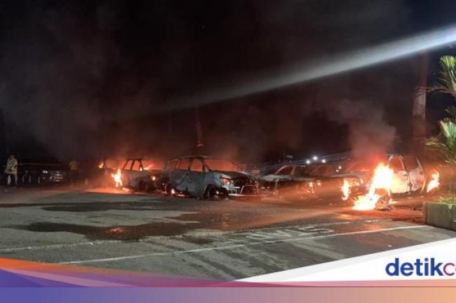 12 Mobil Sitaan dari Anggota DPR Papua Nonaktif Hangus Terbakar