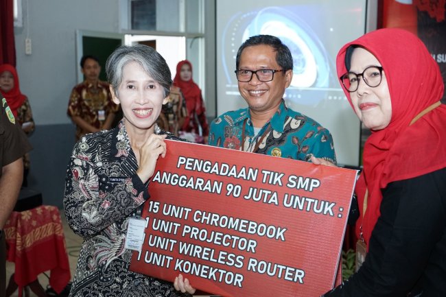 Serahkan Peralatan TIK ke 187 Sekolah, Pj Bupati Tegaskan Pemanfaatan Teknologi Dalam Negeri