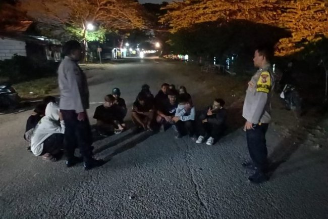 Sambangi Anak Remaja Nongkrong, Personil Sabhara Polsek Klari Sampaikan Imbauan