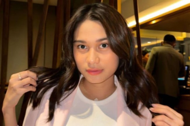 Momen Azizah Salsha Berbaring Dihampiri Pria, Netizen Duga Bukan Pratama Arhan