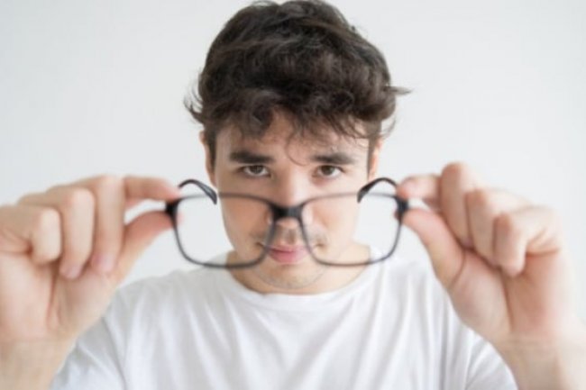 Benarkah Membaca di Cahaya Redup Bikin Mata Minus? Ini Faktanya