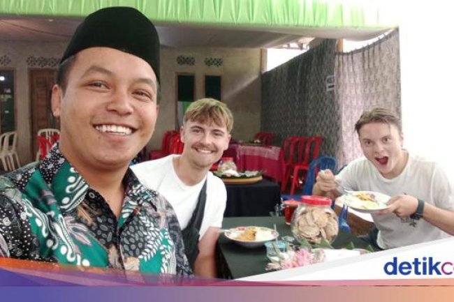 Saat 2 Bule Nyasar Ikut Makan di Kondangan Kulon Progo